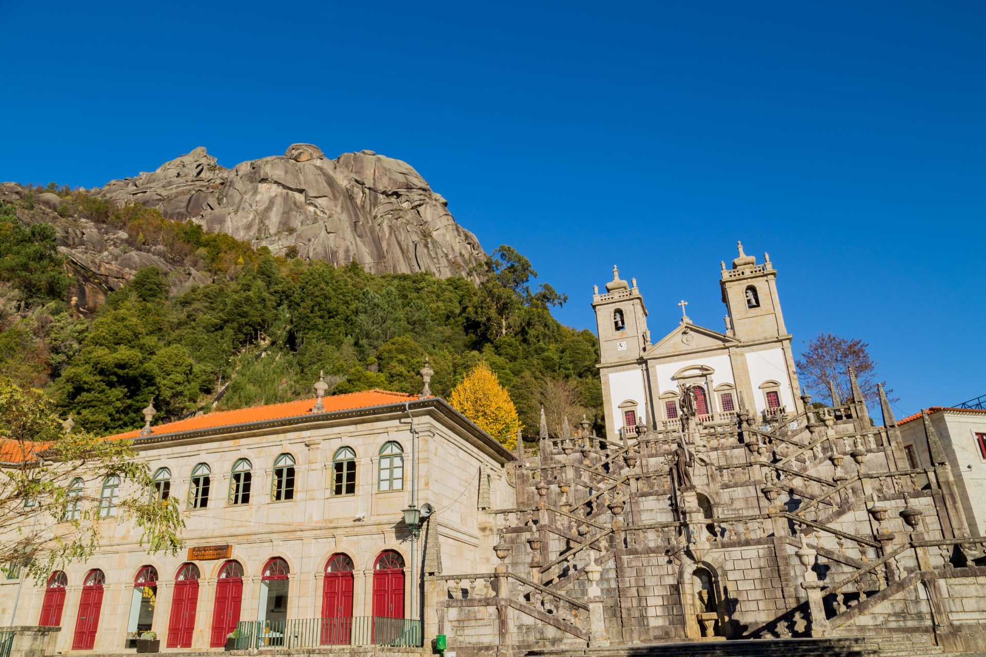 Trabalhador em estado grave e três com ferimentos ligeiros após queda de andaime em Arcos de Valdevez