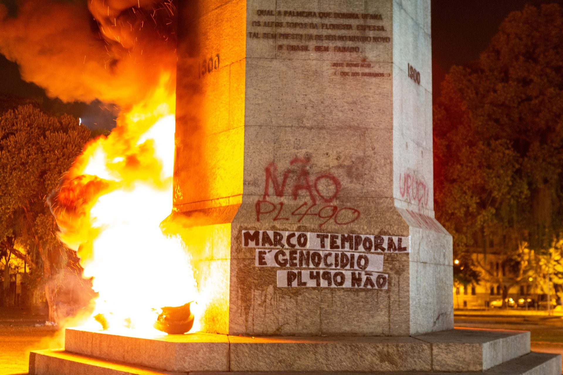 Estátua de Pedro Álvares Cabral incendiada em protesto liderado por povos indígenas no Rio de Janeiro