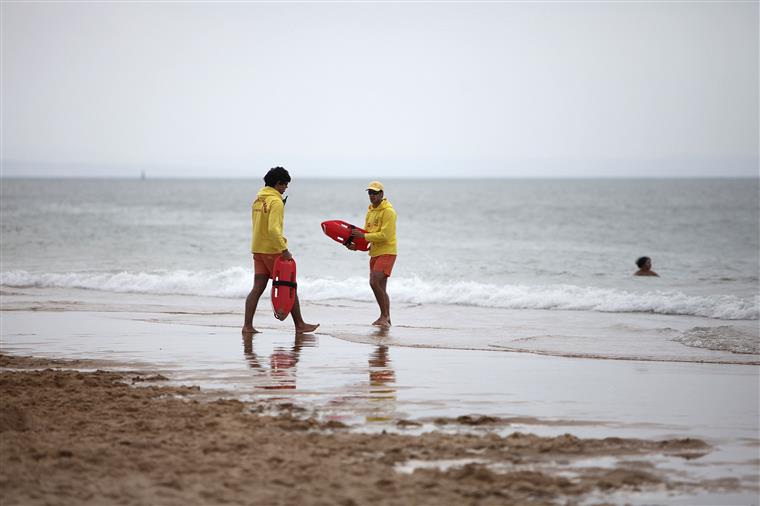 Vila Praia de Âncora. Jovem de 15 anos resgatado na praia após perder sentidos na água