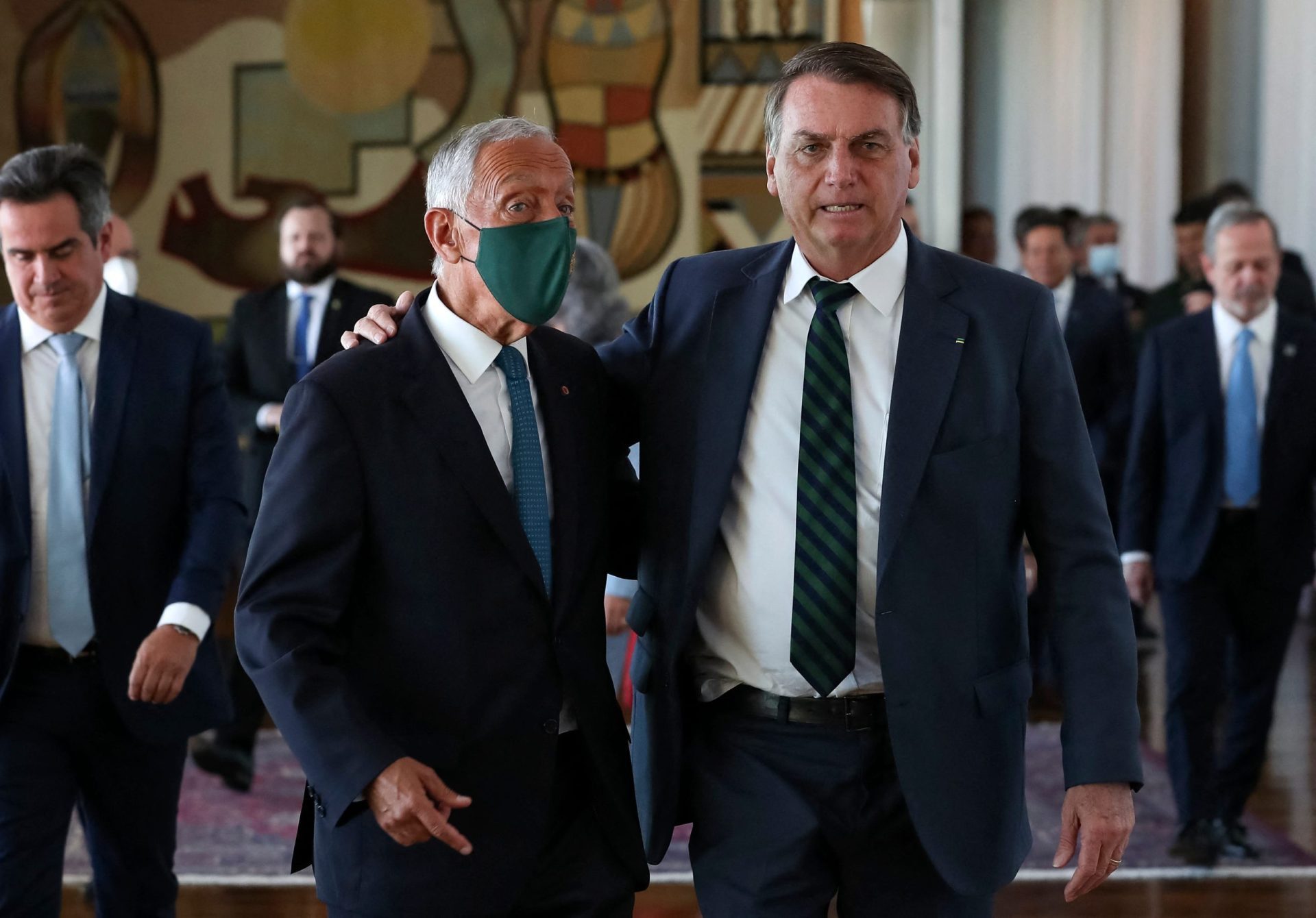 Bolsonaro deixa máscara de lado no encontro com Marcelo Rebelo de Sousa