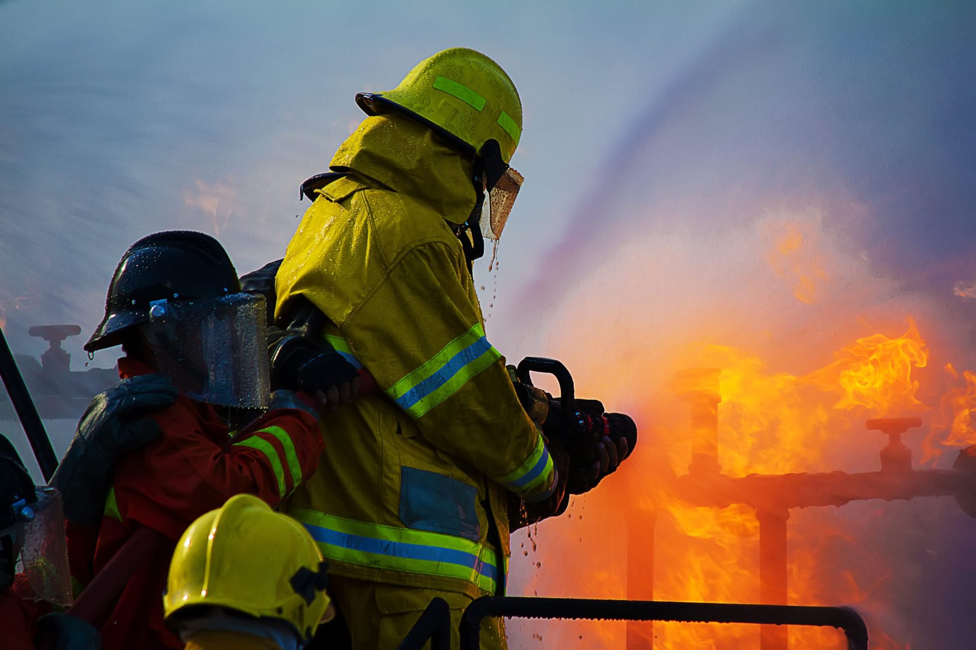 Incêndio que destruiu pavilhão de fábrica de espumas e plásticos em fase de rescaldo