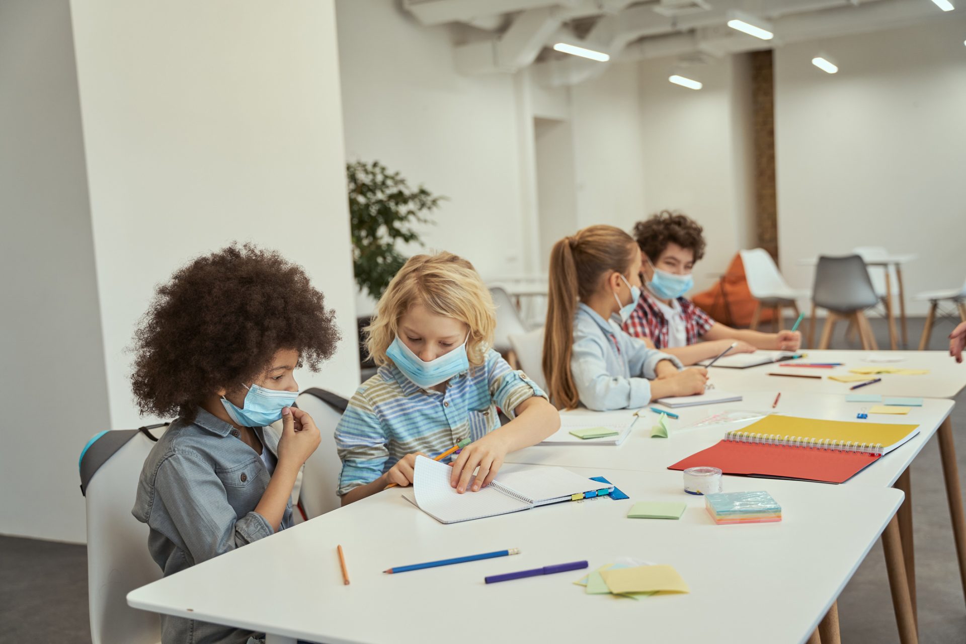 Uso de máscara é &#8220;fortemente recomendado&#8221; aos alunos do 1.º ciclo do ensino básico