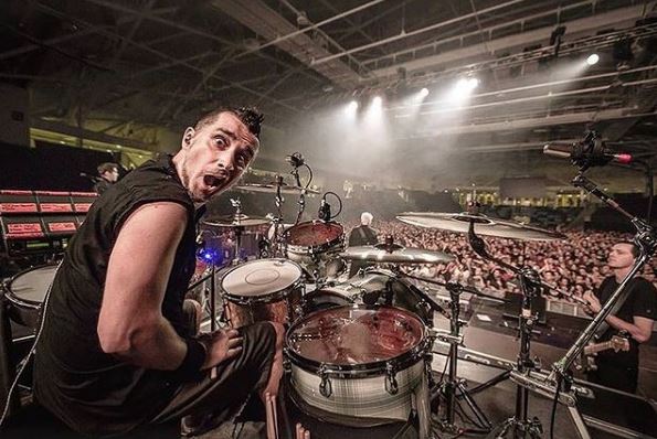 Offspring expulsam baterista depois de recusar tomar a vacina contra a covid-19