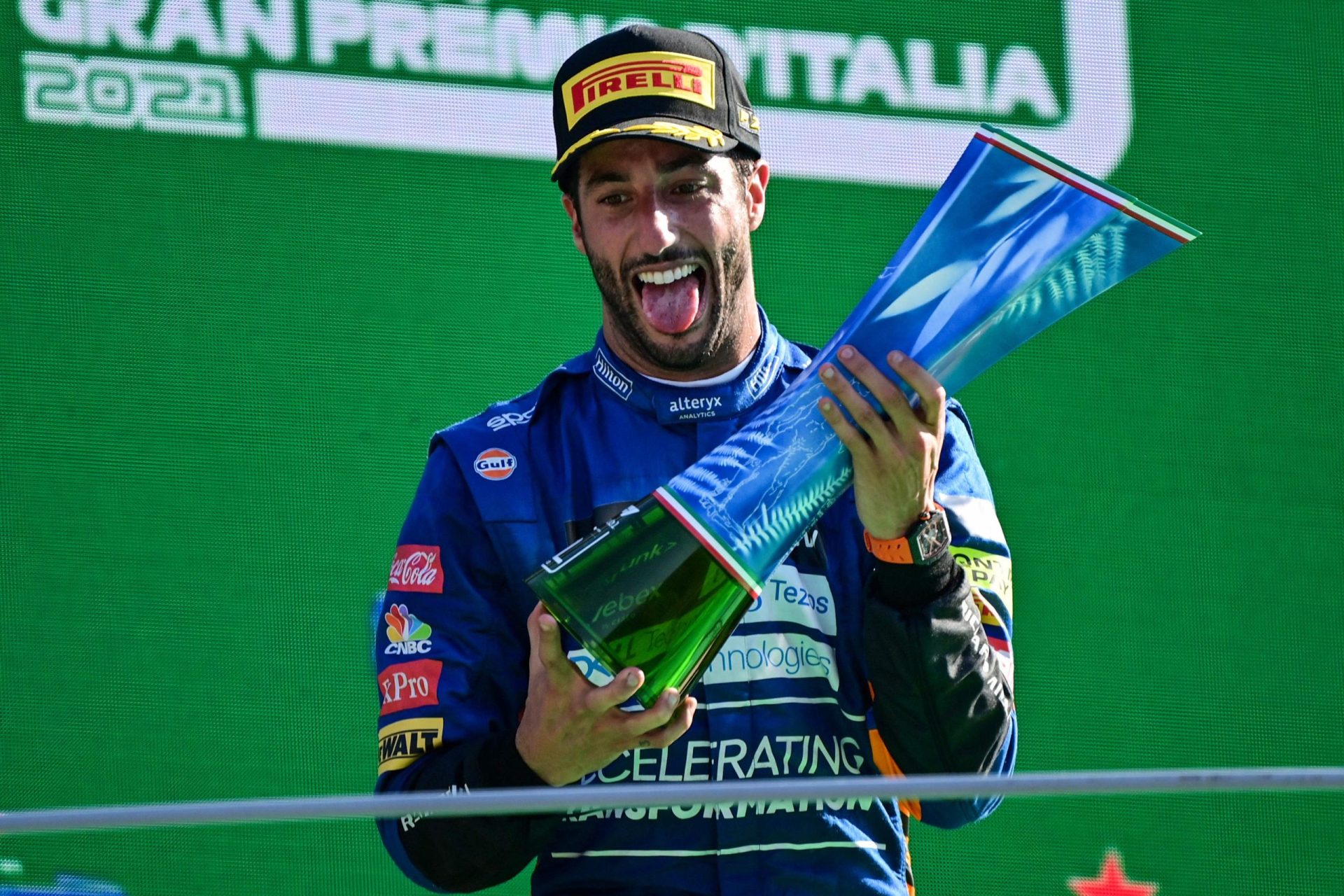 Daniel Ricciardo vence em Monza, onde Hamilton e Verstappen bateram