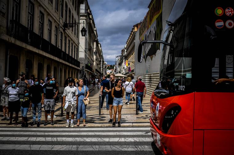 Incidência e Rt continuam em queda e país aproxima-se da zona verde da matriz de risco