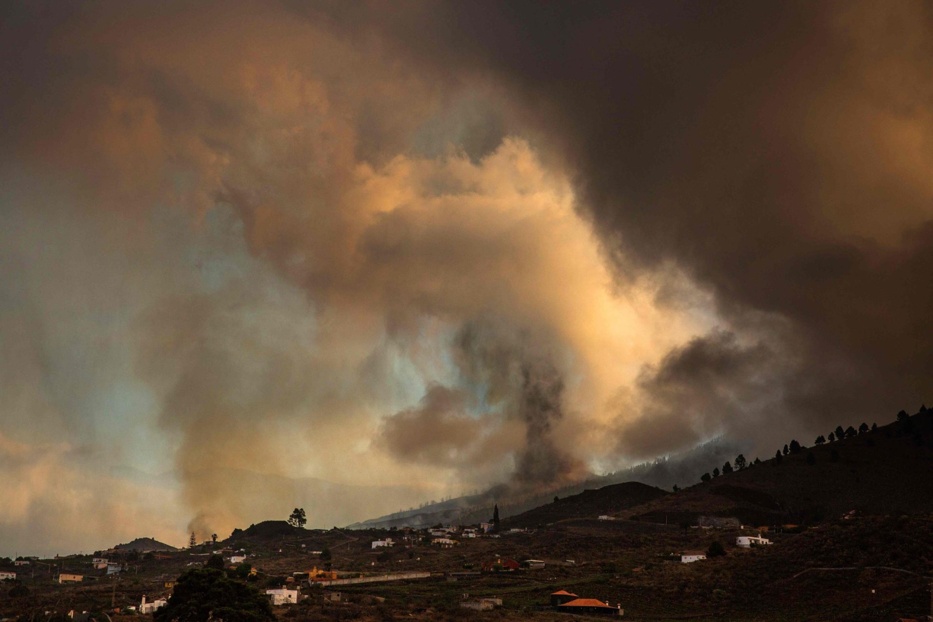 Governo acompanha situação em La Palma e pondera retirada de portugueses devido a erupção