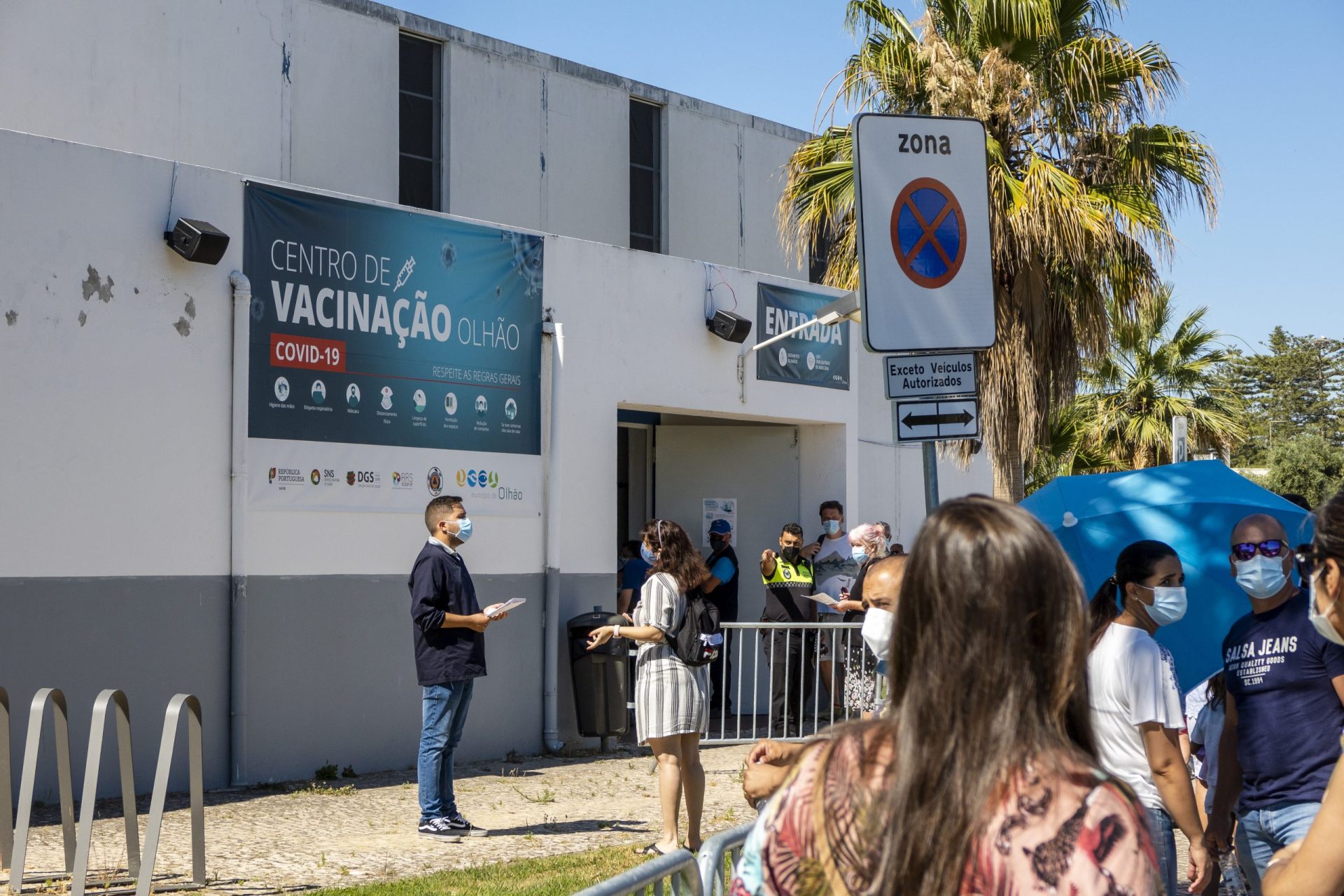 Recuperados devem vacinar-se &#8220;com a maior brevidade possível&#8221; porque centros covid-19 vão vacinar contra a gripe