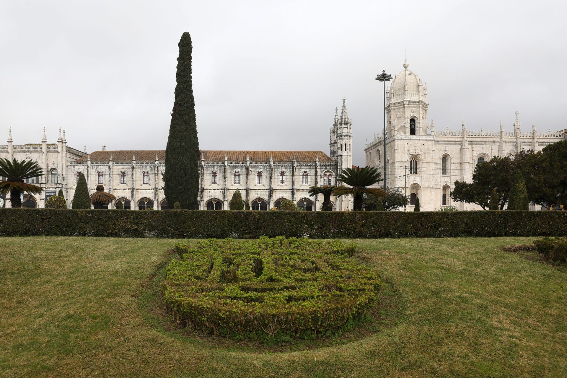 Praça do Império sem brasões florais