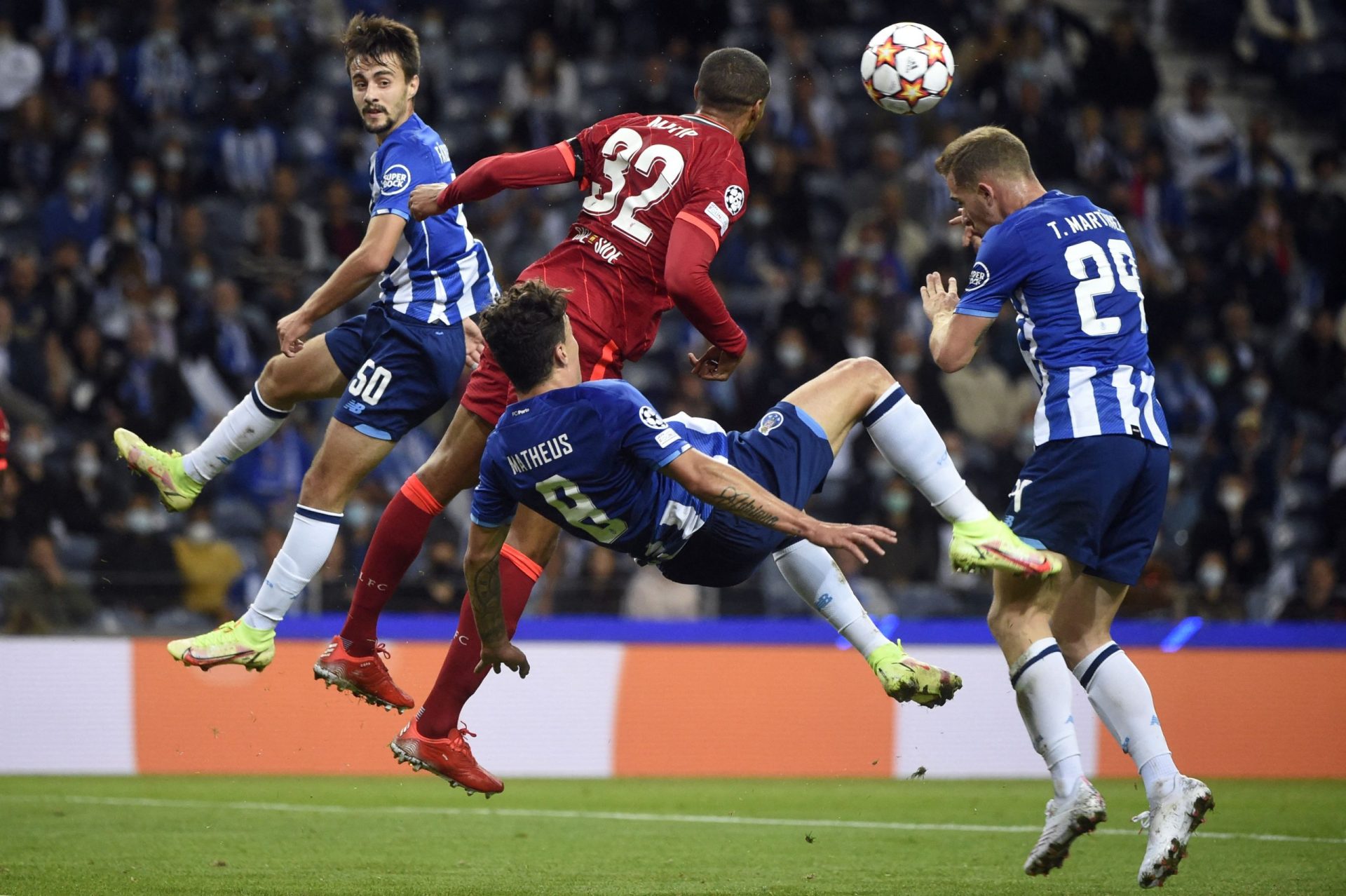 Em dia de aniversário do FC Porto, a festa foi do Liverpool (1-5)