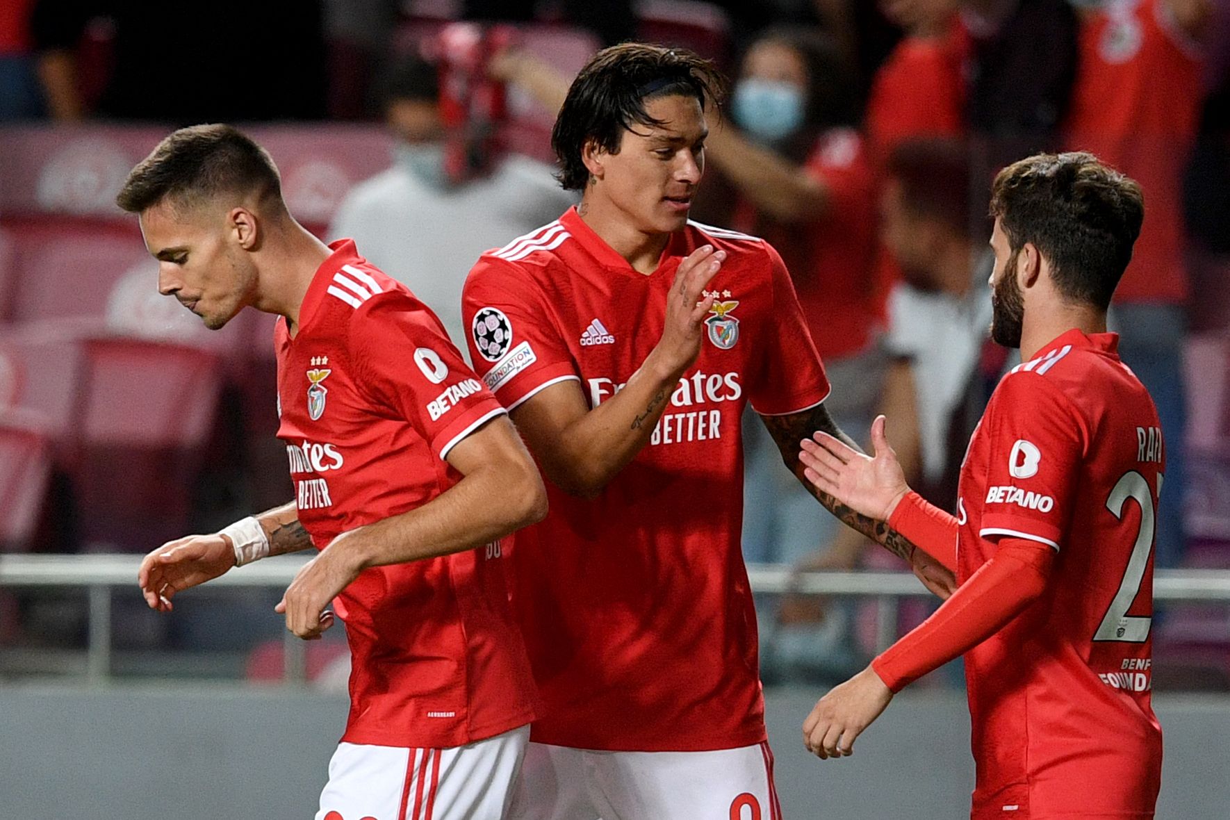 Benfica goleia Barcelona na Luz (3-0)