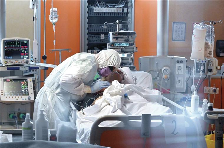 Internados com covid-19 continuam a ocupar menos camas nos hospitais