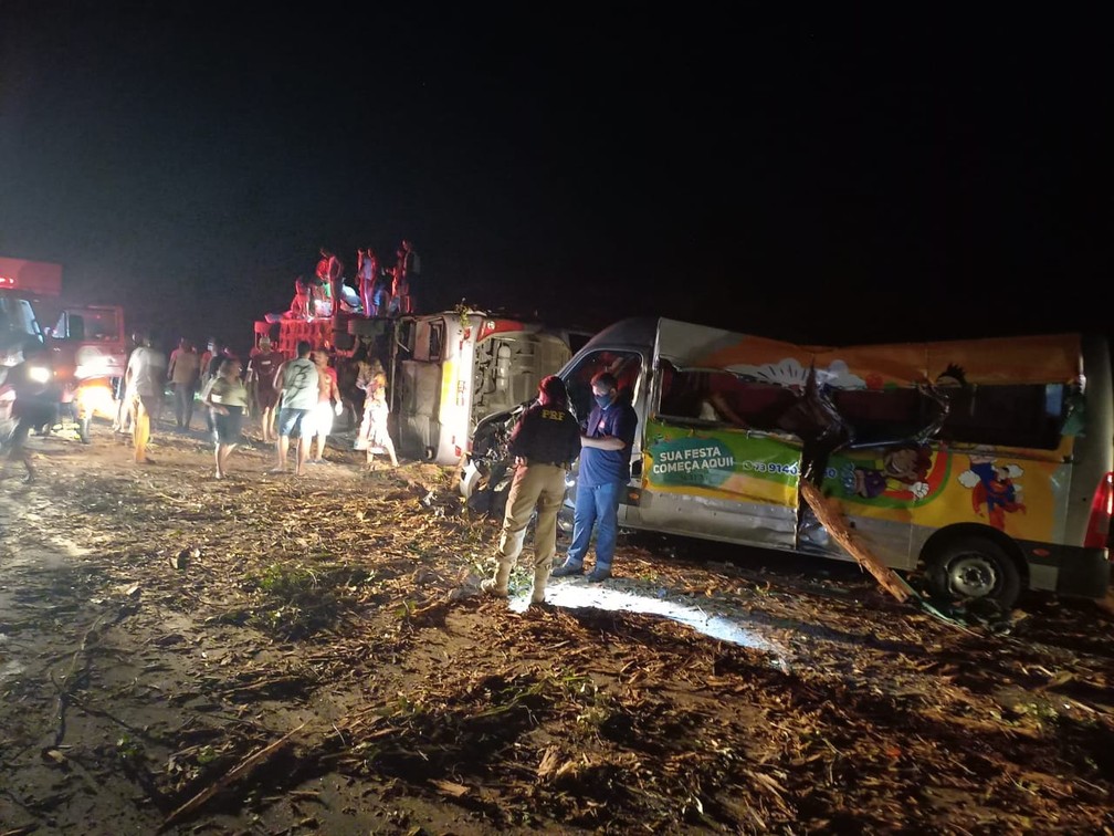 Doze mortos e 22 feridos em acidente com camião, carrinha e autocarro no Brasil