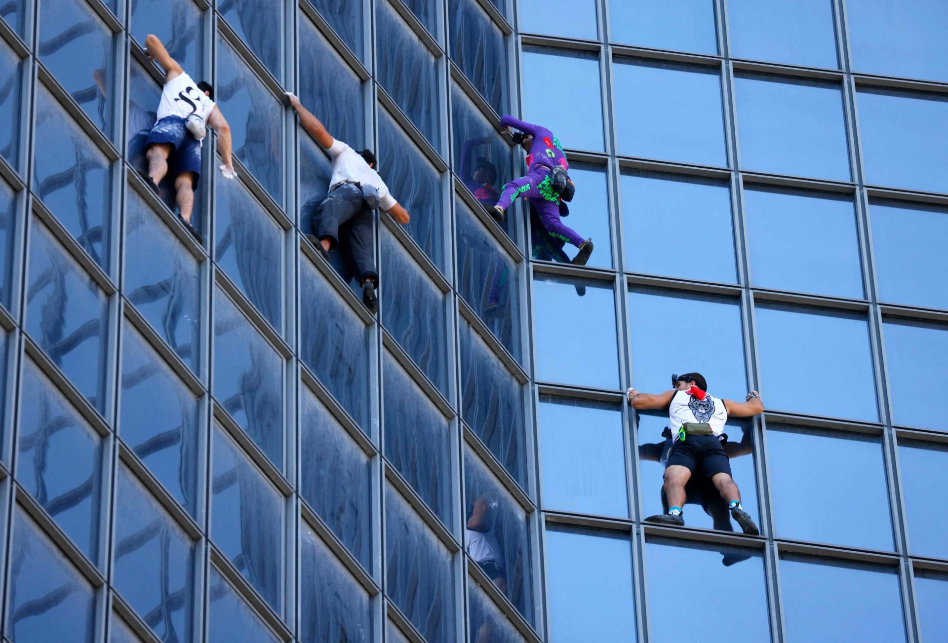 ‘Homem-aranha francês’ escala torre de 187 metros para protestar contra certificado digital