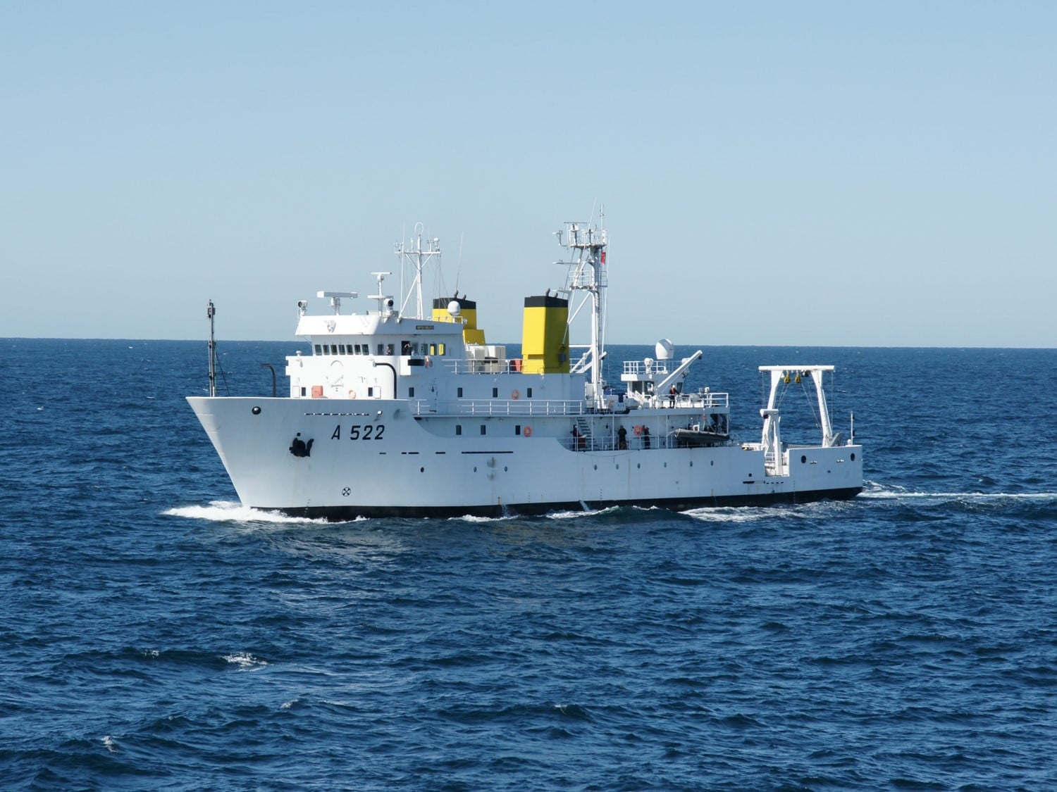 Marinha acompanha navios russos que passam pela costa portuguesa