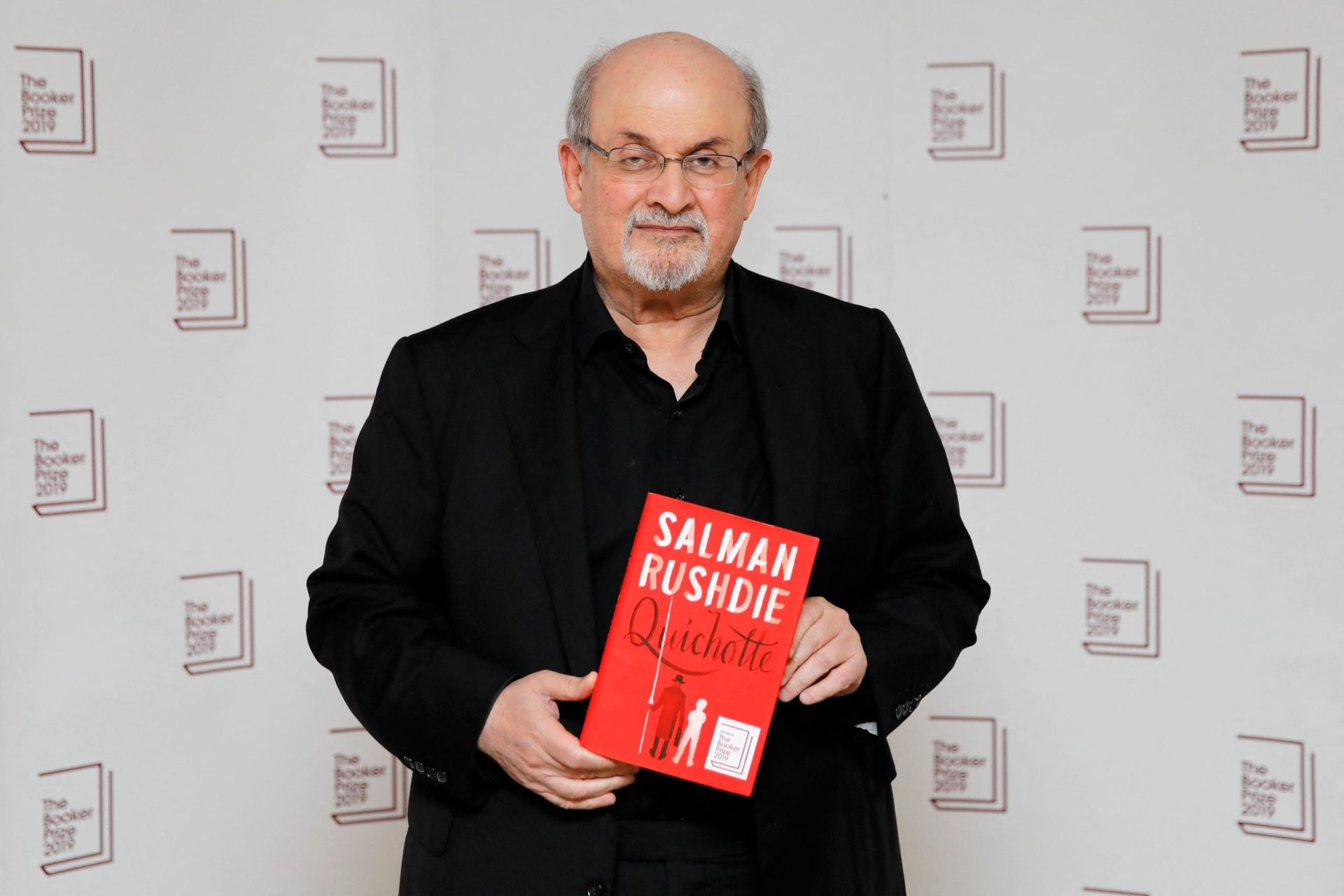 Salman Rushdie ficou cego de um olho e perdeu uso de uma das mãos após ataque em agosto