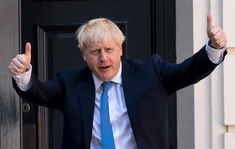 Boris Johnson aproveita férias luxuosas pelo mundo