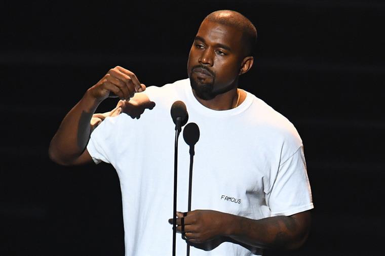 Kanye West tenta negociar com Skechers, mas sai escoltado da sede