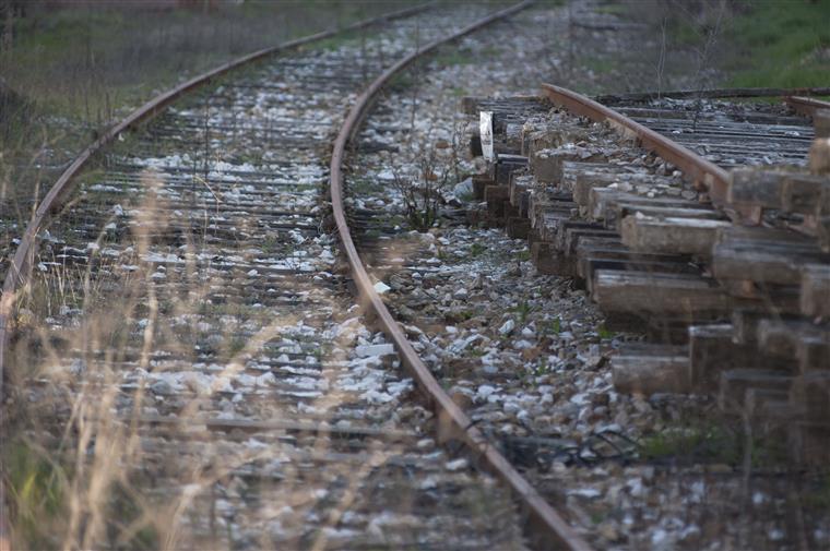 Mulher morre atropelada por comboio ao atravessar passagem de nível em Espinho