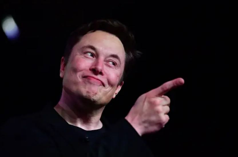 Elon Musk já comprou o Twitter e começou por despedir a direção