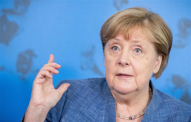 ONU. Angela Merkel ganha prémio por proteção de refugiados