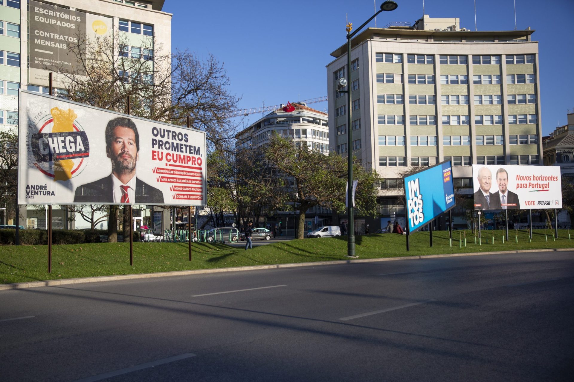 Câmara de Lisboa. CNE fala em crime na retirada de cartazes do Marquês