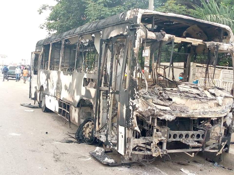 “Está tudo paralisado”. Greve dos taxistas em Luanda gera confrontos e atos de vandalismo