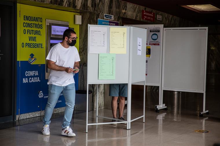 PAN adianta que Governo está a ponderar suspensão do confinamento no final do dia das eleições