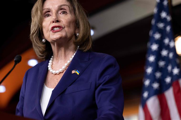 EUA. Nancy Pelosi deixa liderança Democrata no Congresso