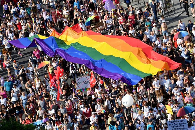 Mundial. FIFA ‘trava’ uso de braçadeiras LGBT e ameaça seleções com sanções