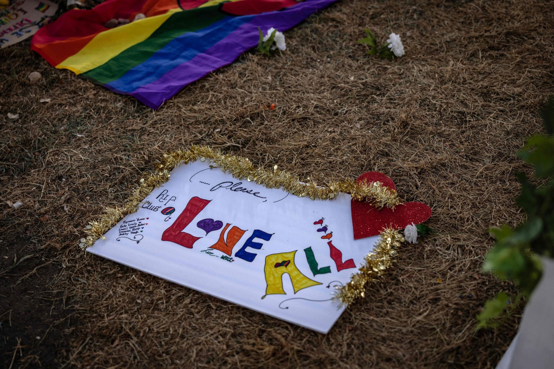 Bar LGBT+. Quem são os heróis que impediram que massacre no Clube Q fosse maior?