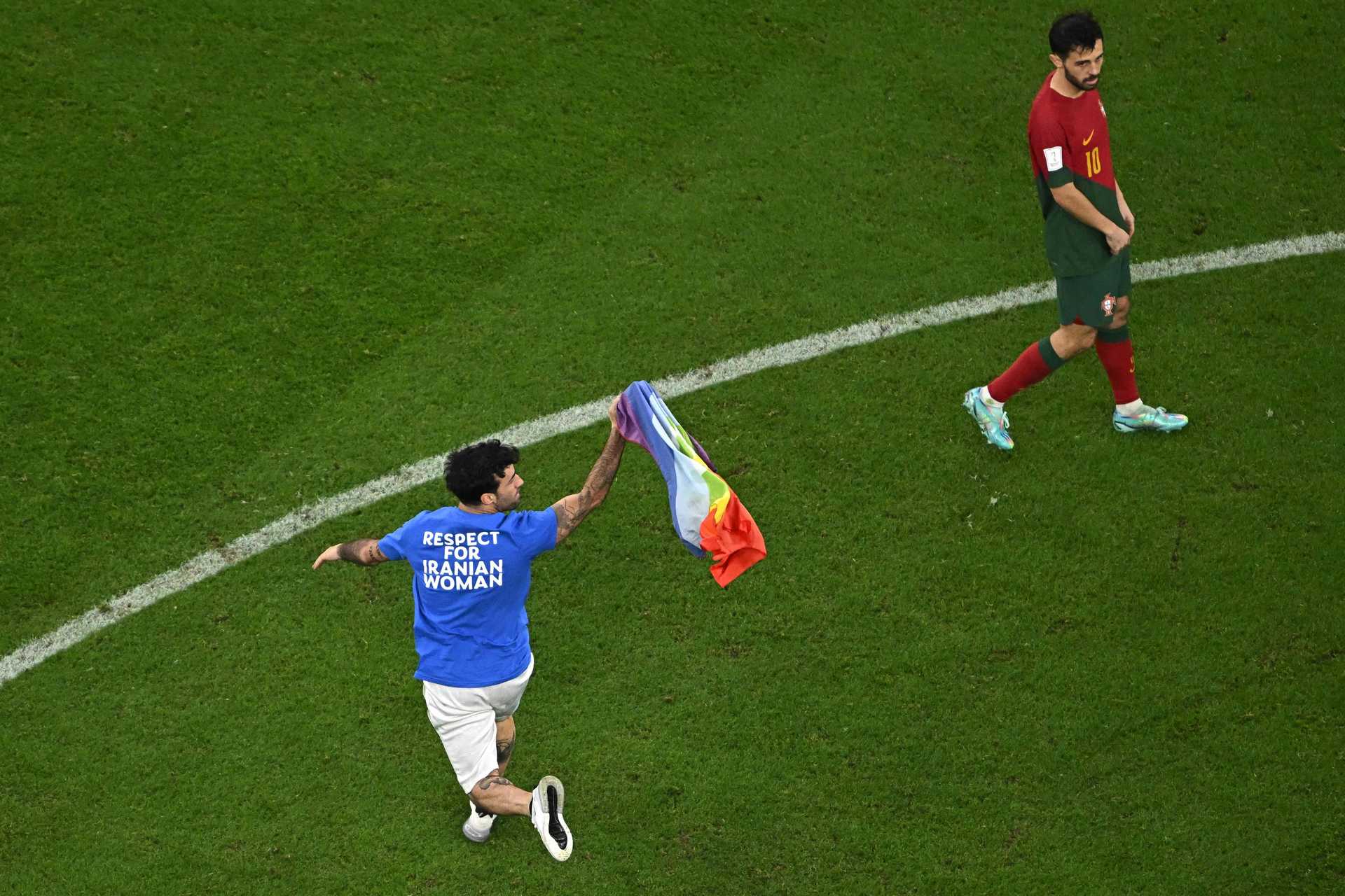 Portugal-Uruguai. Jogador que invadiu jogo com bandeira multi-color libertado sem sanções