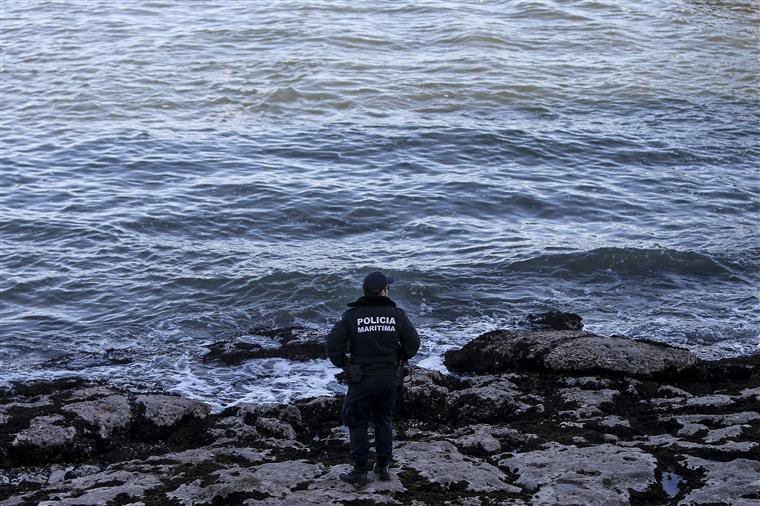 Vila Nova de Gaia. Corpo dá a costa e volta para o mar devido à agitação marítima