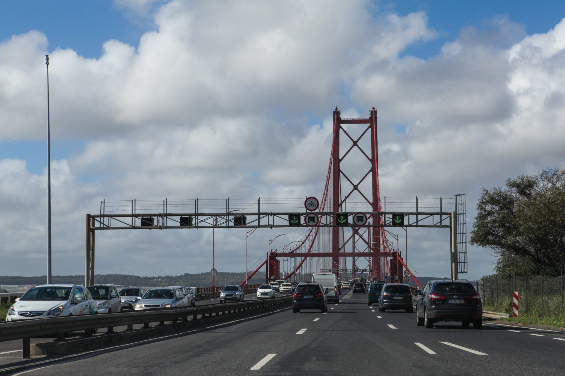 Buzinão na ponte 25 de abril contra o aumento do preço dos combustíveis