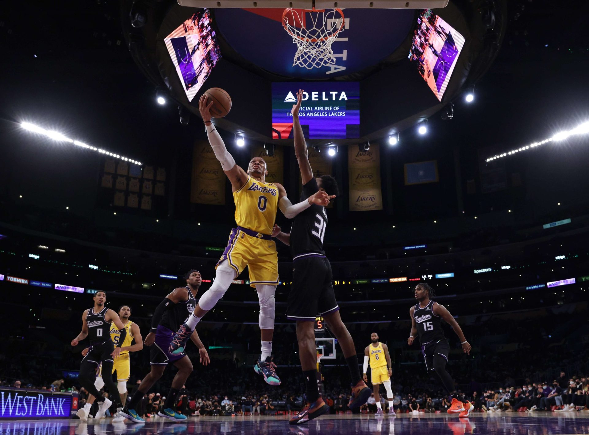 Neemias Queta de Sacramento Kings conquista primeira vitória frente aos Lakers de Lebron James