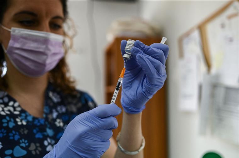 EMA alerta para novo efeito secundário das vacinas da AstraZeneca e Johnson and Johnson