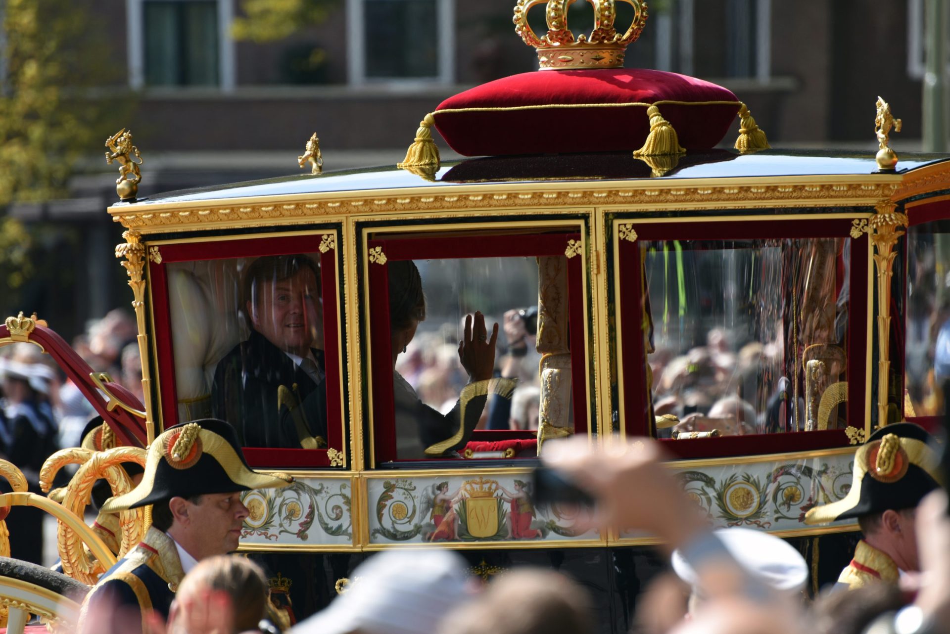 Rei da Holanda vai deixar de usar coche dourado com imagens de negros escravizados