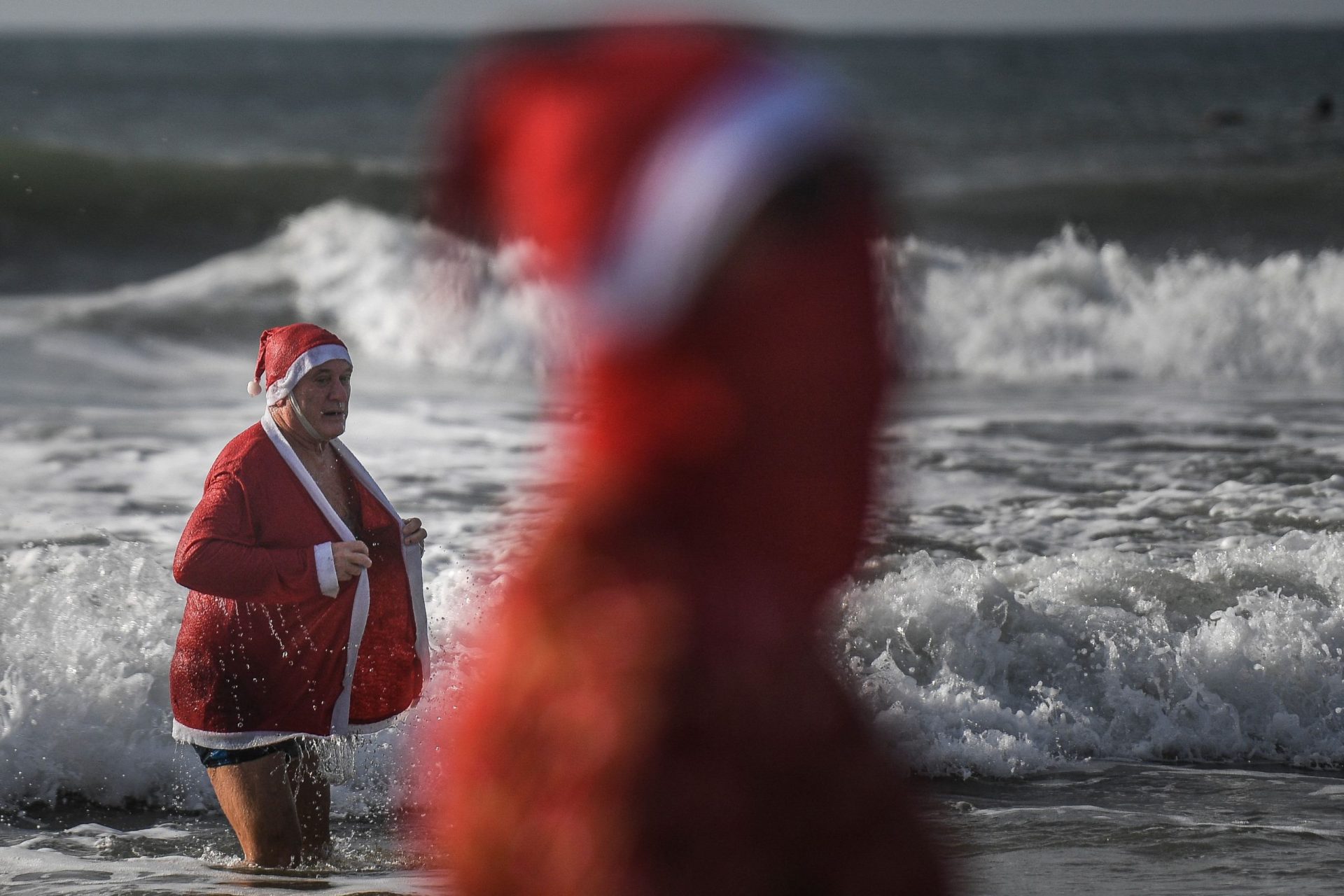 As imagens dos primeiros mergulhos do ano na praia de Carcavelos