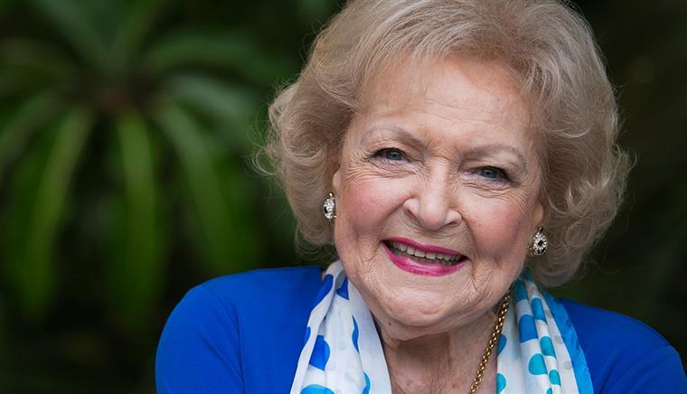 Assistente de Betty White divulga uma das últimas fotografias da atriz