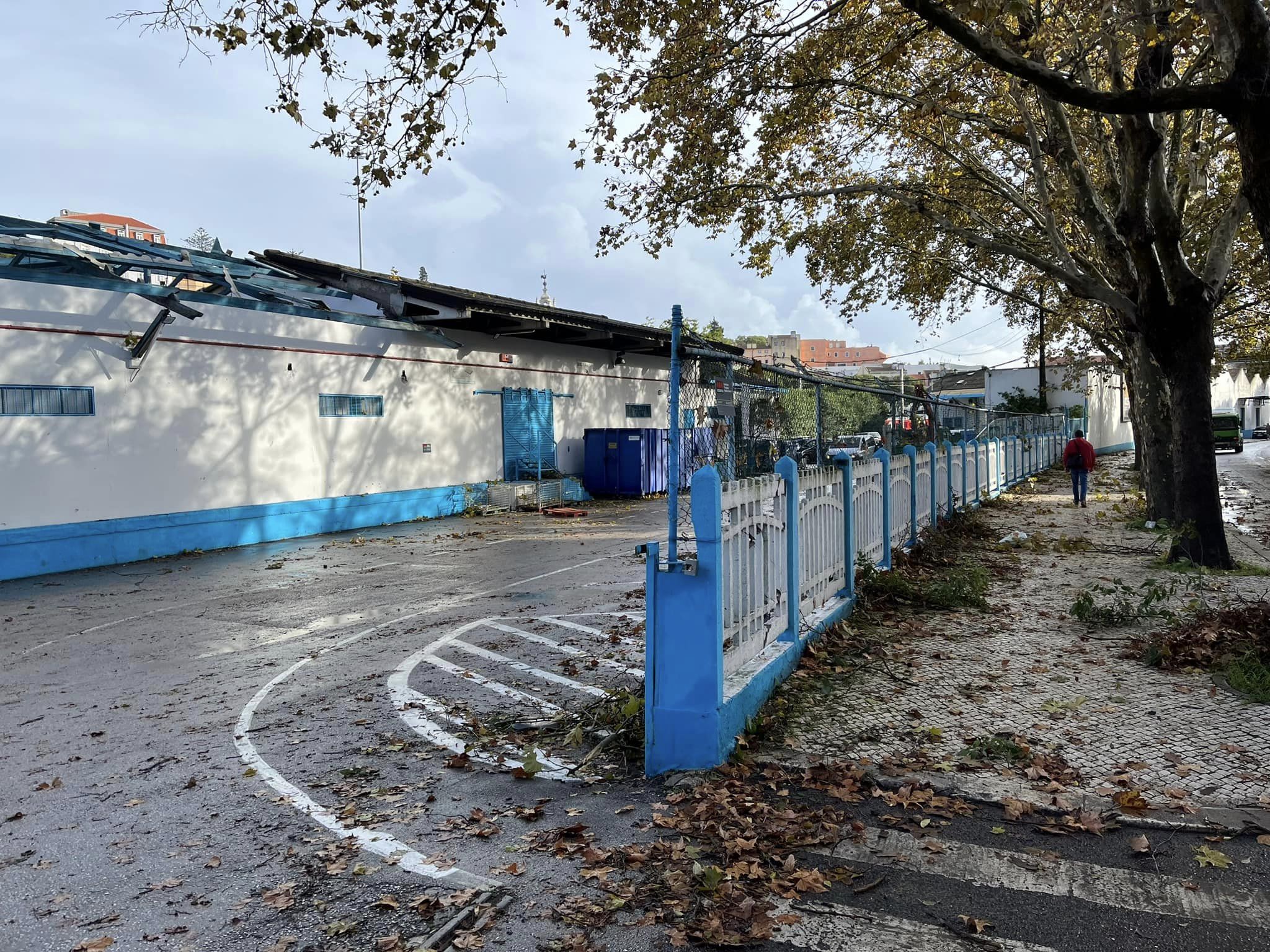 Mau tempo. Tornado faz voar telhado do edifício do Banco Alimentar