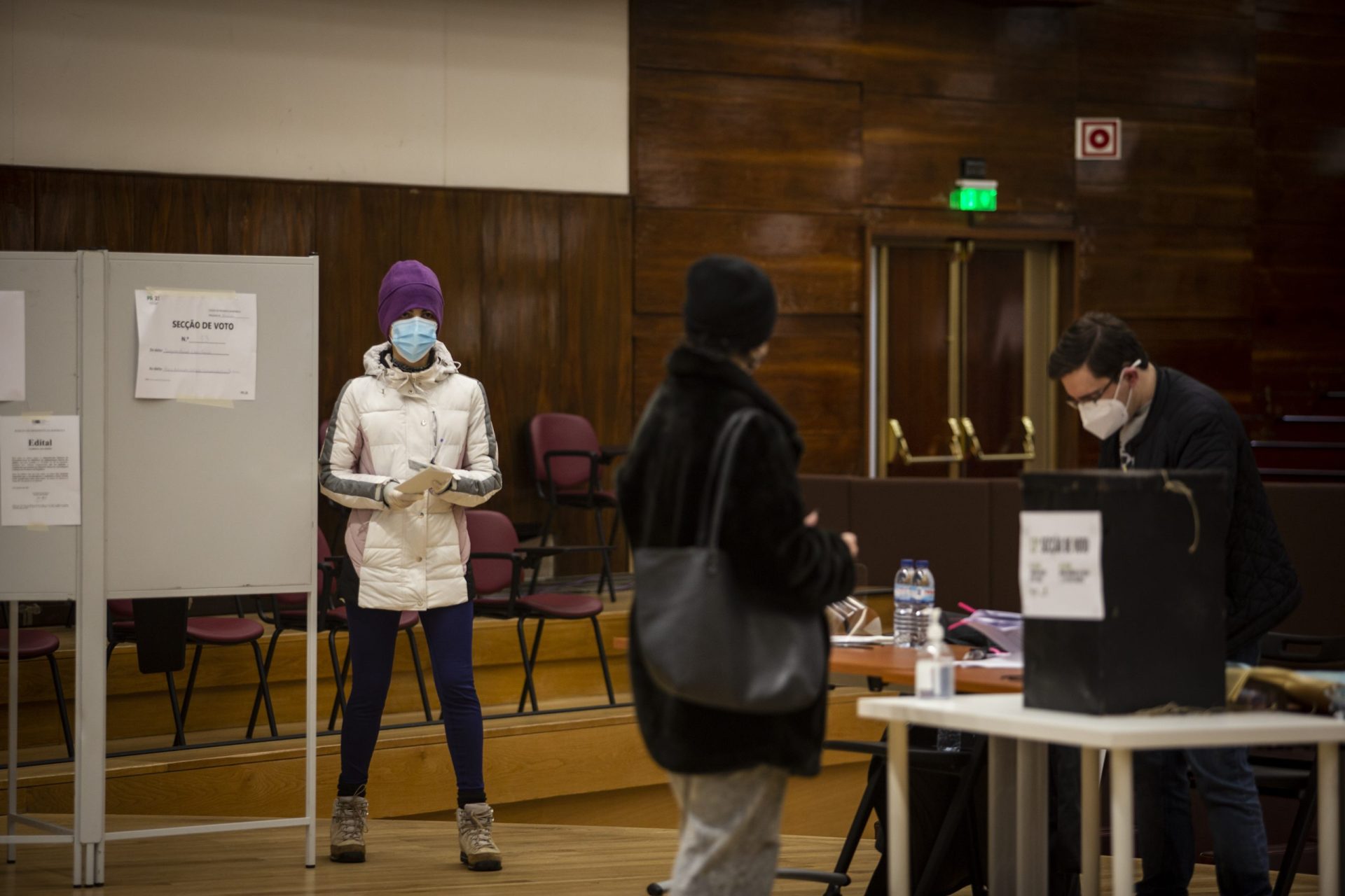 Portal de voto antecipado permite inscrição fraudulenta. CNPD admite falha, mas CNE desvaloriza problema