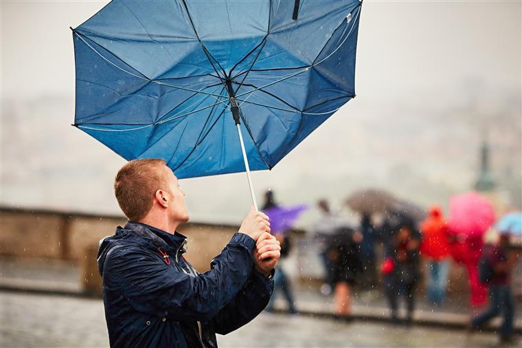 Chuva forte e ventos extremos. Proteção Civil alerta para “agravamento” do tempo