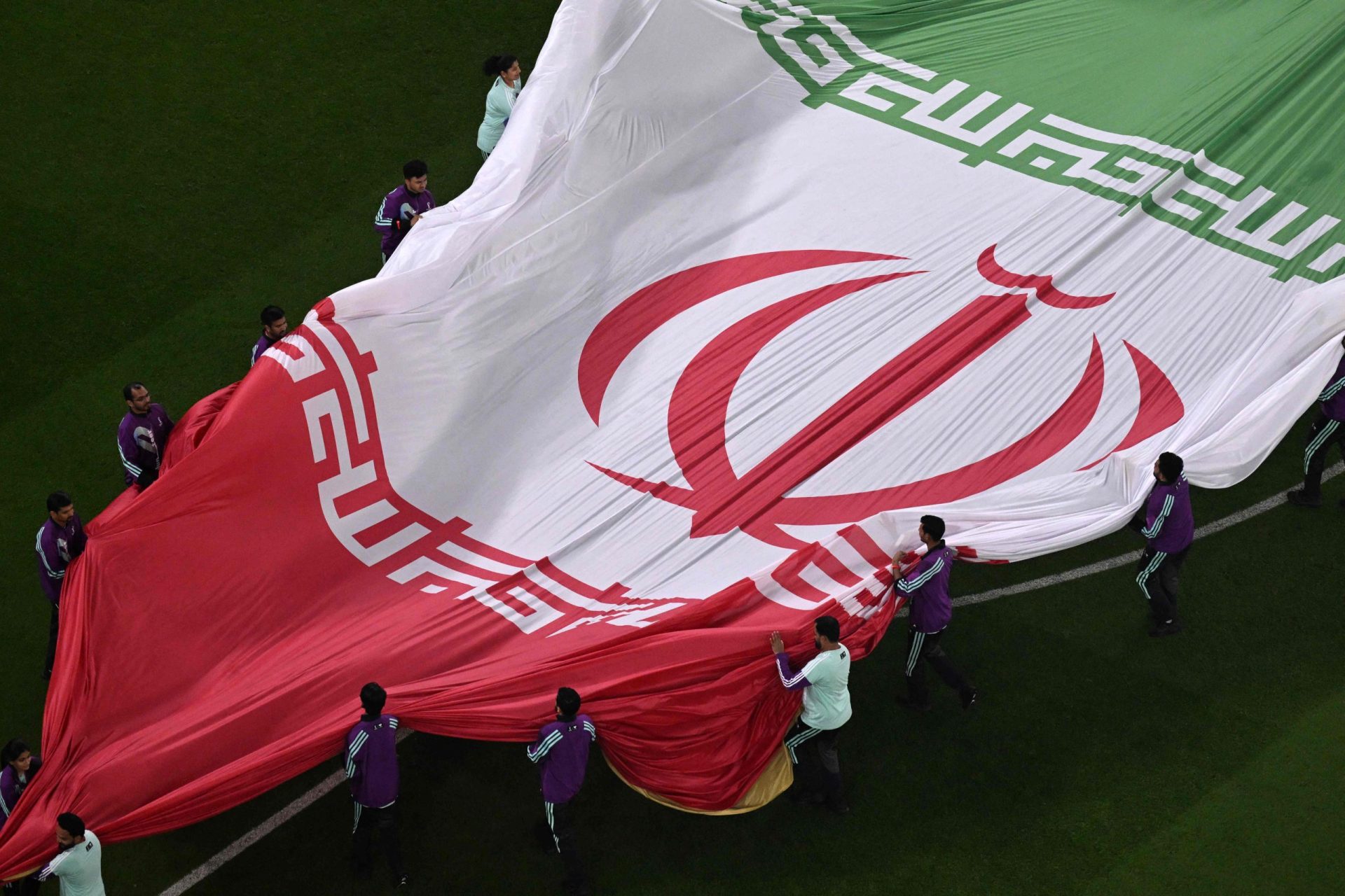 Iranianos celebram a derrota da sua própria seleção