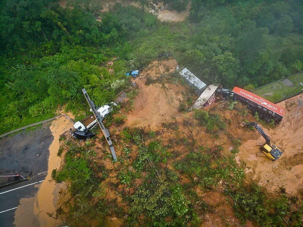 Chuvas torrenciais no Brasil fazem pelo menos seis mortos