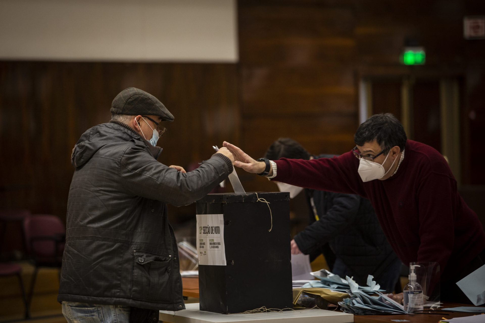 Mais de 315 mil eleitores votam este domingo