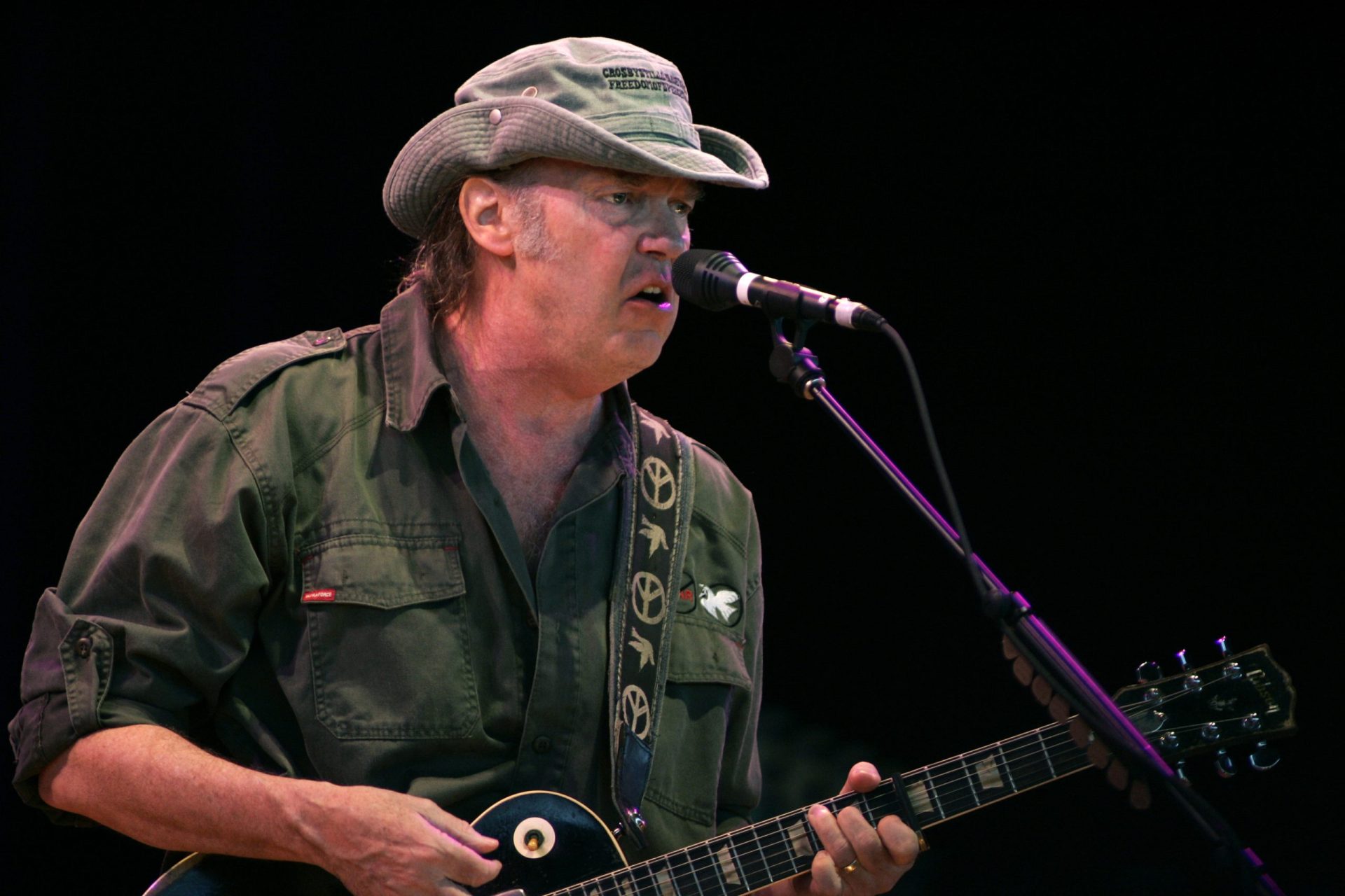 Neil Young ordena Spotify a retirar toda a sua música