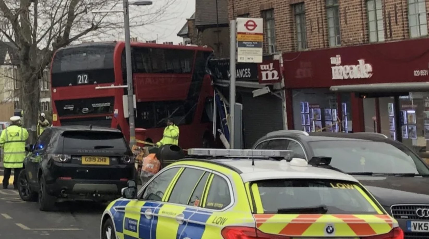 Dezanove feridos na sequência da colisão de um autocarro com uma loja em Londres