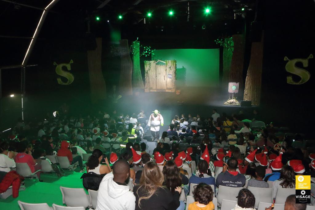 500 crianças foram ao teatro em ação solidária da associação Bússola Coração