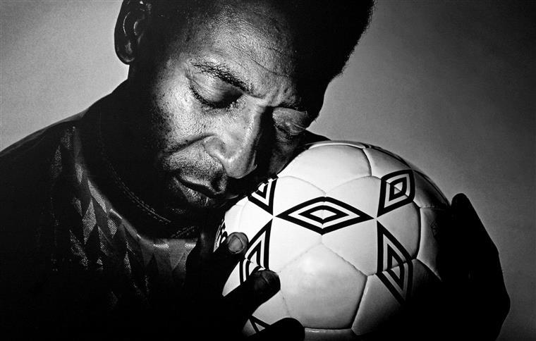 Pelé continua internado mas apresenta melhorias