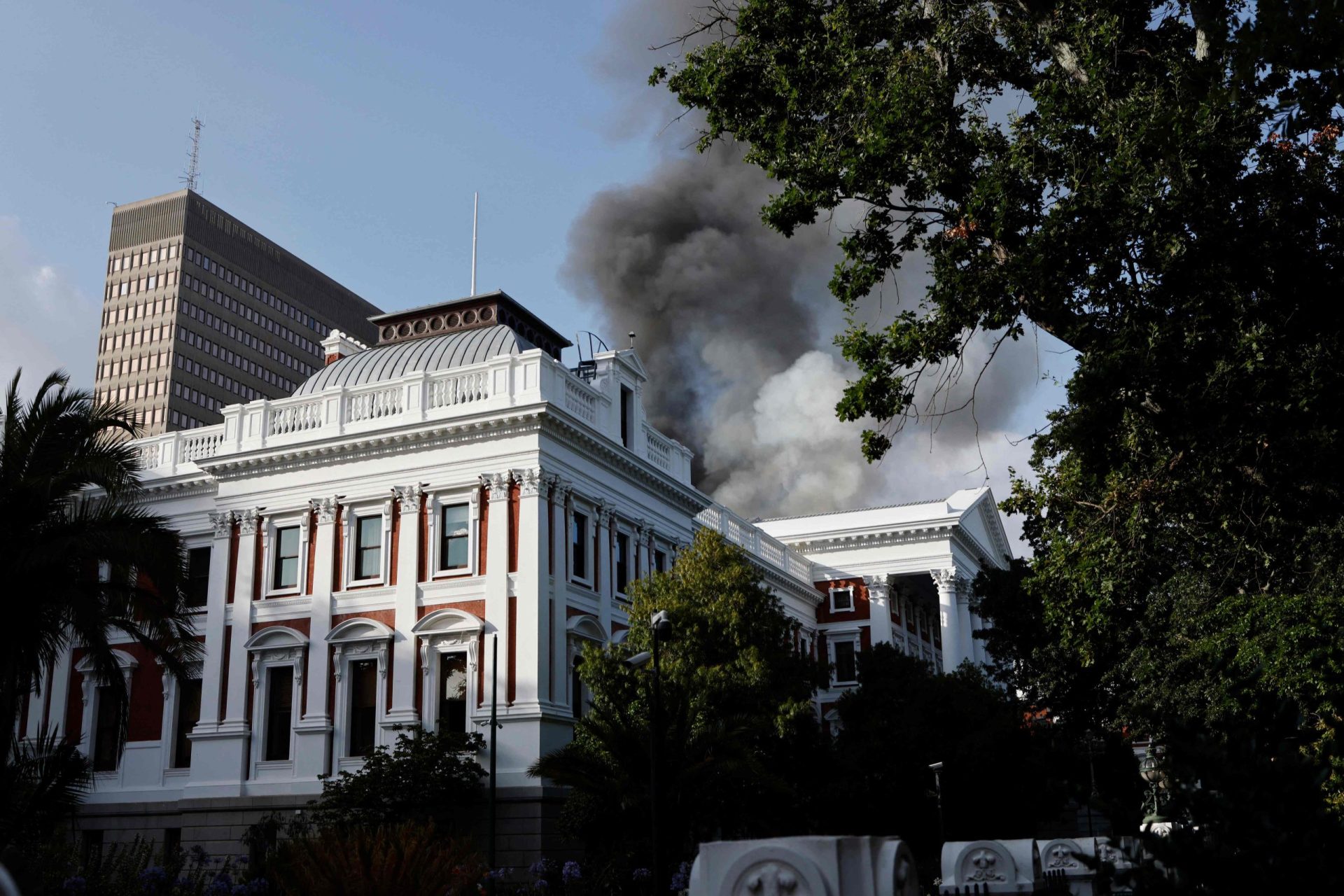 Incêndio deflagra no parlamento da África do Sul