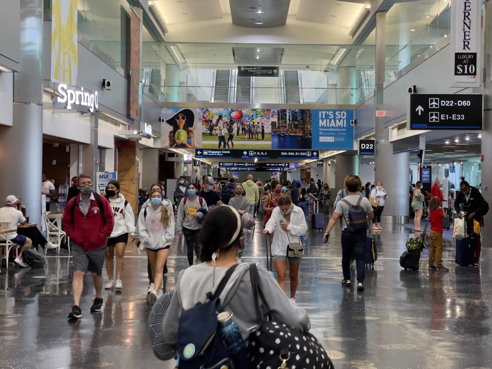 Ómicron semeia o caos em aeroportos pelo mundo fora